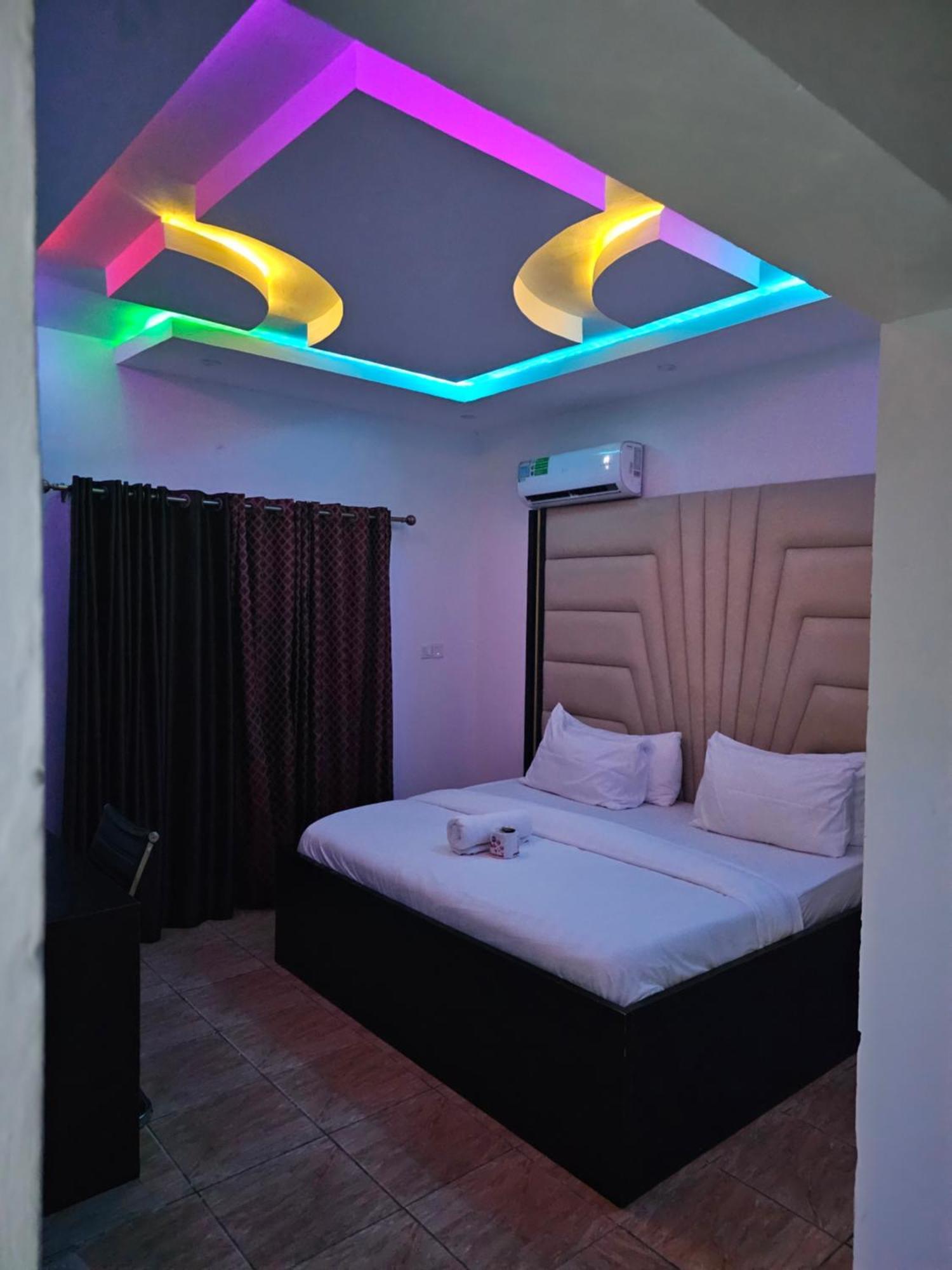 Vhs Vinchee Suites Лагос Экстерьер фото